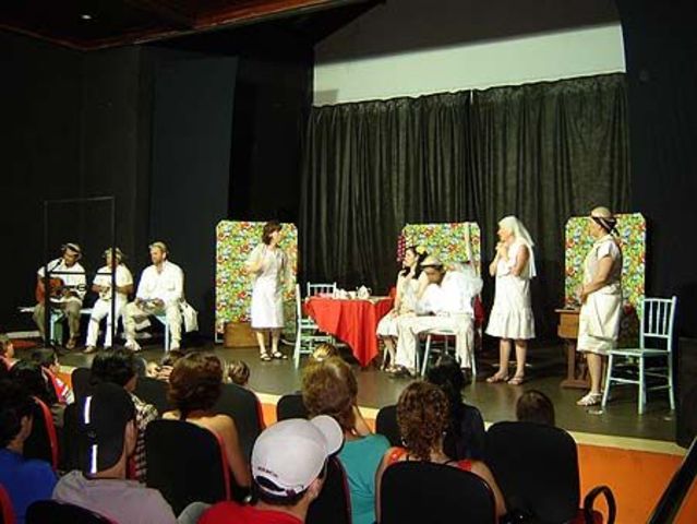 Juliana started studying Acting and Dancing in a professional course