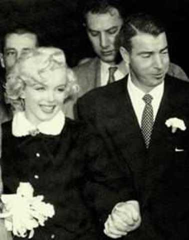 Marilyn Monroe, marries baseball player Joe DiMaggio
