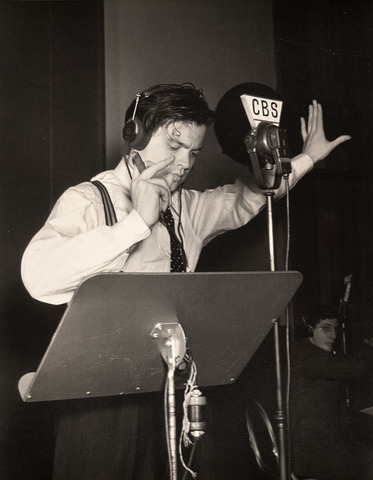 Orson Welles broadcasts the WAR of the Worlds