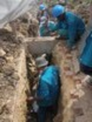 TRABAJA COMO AYUDANTE DE CONTRUCCIÓN