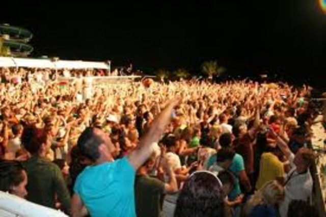 Ir a Ibiza con mis amigos.