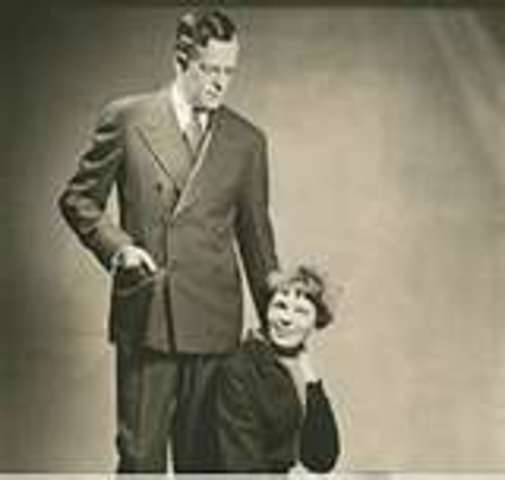 G.P. Putnam asks Amelia to marry him and she says yes.