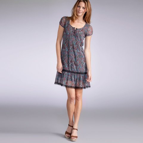 Vestido estampado de gasa manga corta y volantesVestido estampado de gasa manga corta y volantes