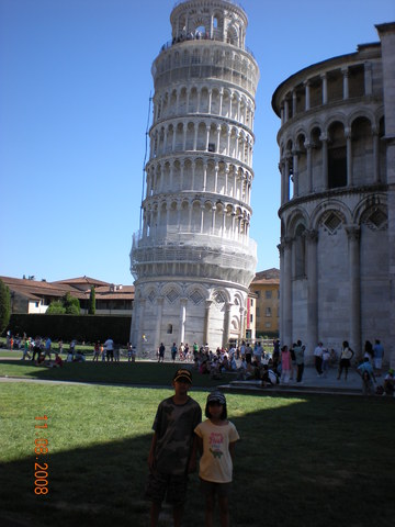 visitado italy con mi familia, esta foto es de mi y mi hermana