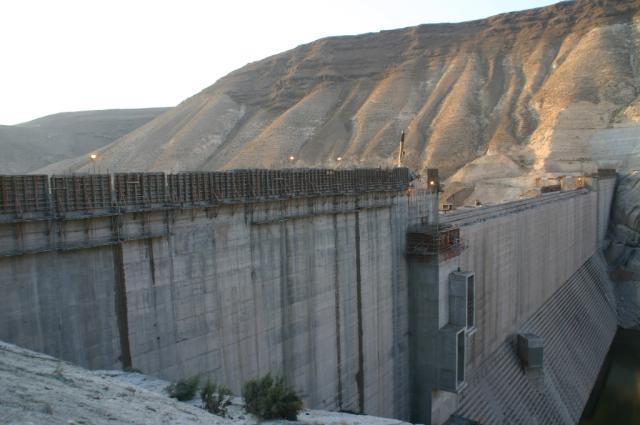 Iraq Threatens to Desroy Dam in Syria