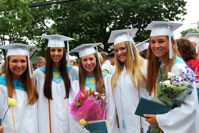 Me gradué de la escuela secundaria de Our Lady of Mercy Academy.