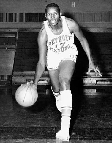Earl Lloyd Becomes 1st African American to play in NBA