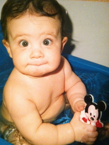 Nací el 11 de agosto de 1993 en Mineola, Nueva York.