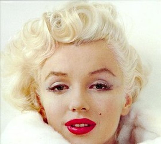 Marilyn Monroe found dead