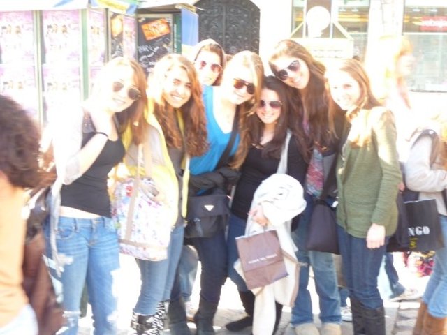 En febrero, mis compañeros y yo fuimos a España para enseñarnos acerca de la cultura.