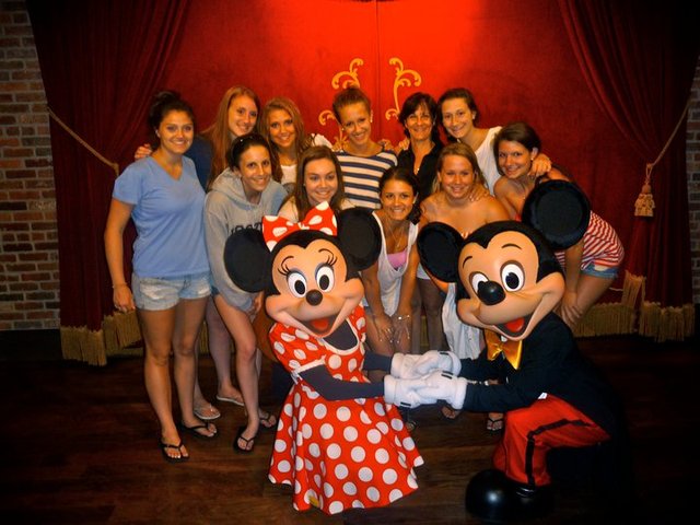 Durante las vacaciones de primavera de mi último año en la escuela secundaria, mis amigos y yo fuimos a Disney World juntas.