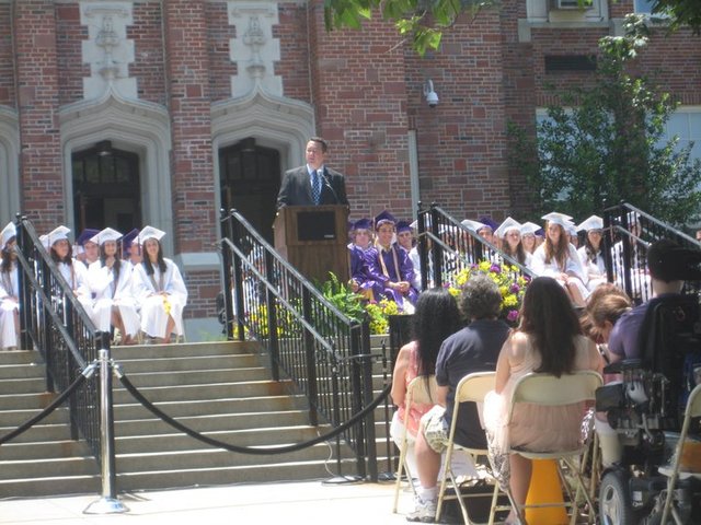 En junio del año pasado, me gradué de la escuela secundaria en Oyster Bay.