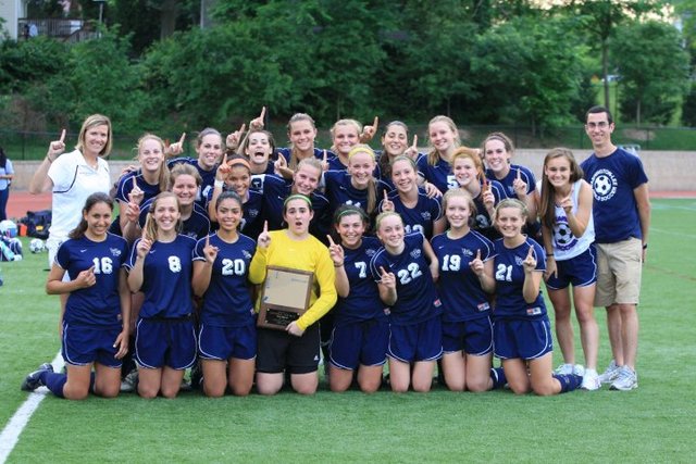 Mi equipo de futbol de colegio ganó el campeonato de distrito.