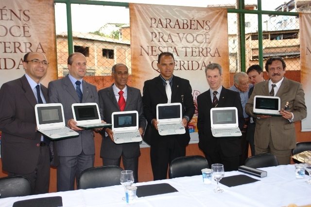 Criação do Pré-piloto do Programa Um Computador por Aluno (PROUCA)