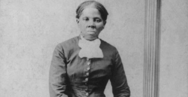Harriet Tubman  leads slaves ti freedom