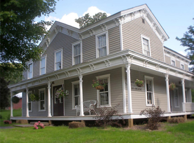 Mis tíos se mudaron a Wakefield también. Muy cerca de mi casa.