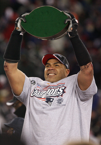 Seau signs with New England Patriots