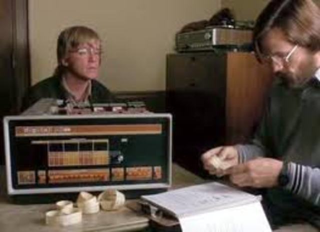 Bill Gates abandona sus estudios para producir las MITS Altair