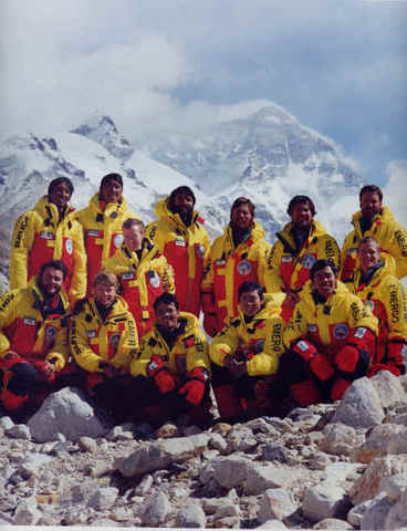 Team summits Mount Everest at 29,028 ft