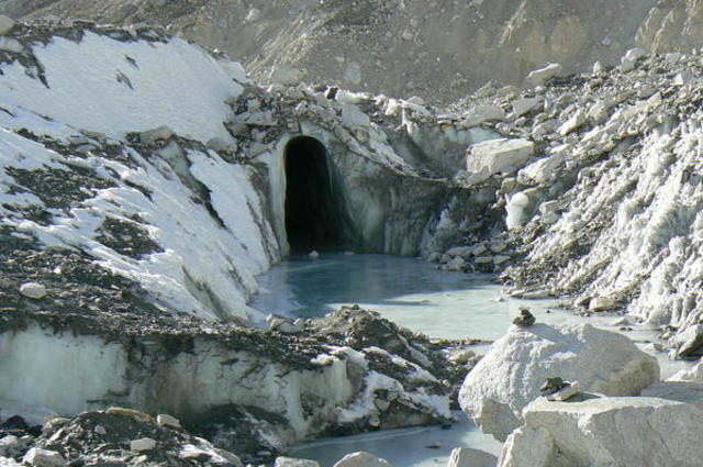 They arrived at the lower end of the khunbu glashers there was a 12 mile tounge of ice.