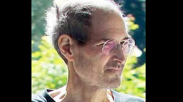 1 de junio del 2003. le descubren un tumor a Jobs