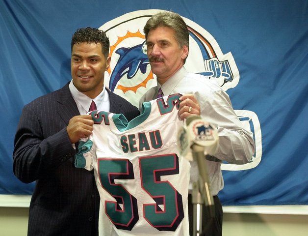 Seau traded to the Dolphins