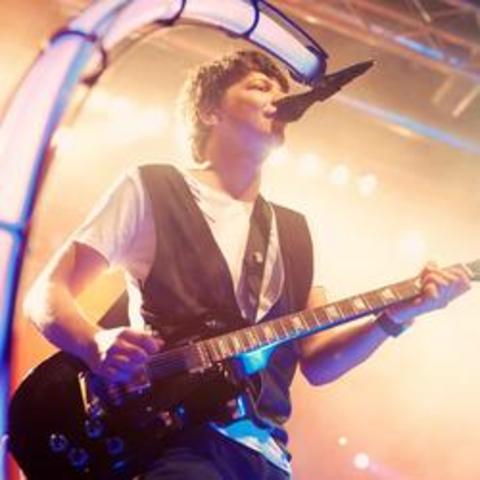 Bändi esimene album "Wide Awake"