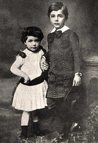 Contrae matrimonio con Mileva Maric, con la que tendrá dos hijos.