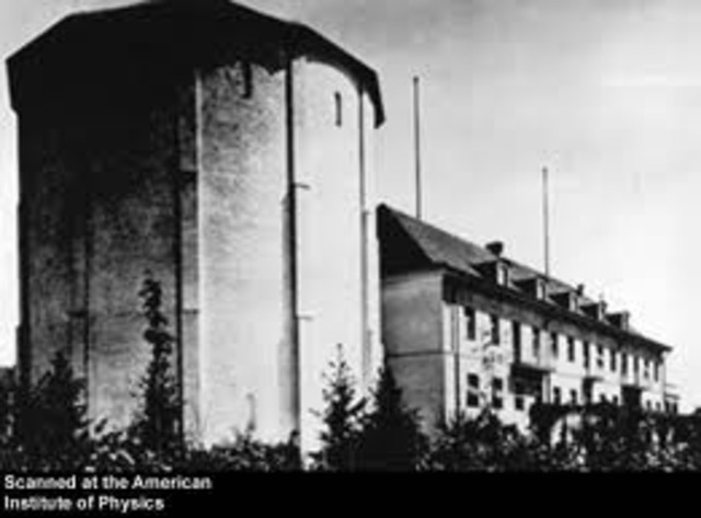 Es nombrado director del Instituto de Física Kaiser Wilhelm en Berlín.