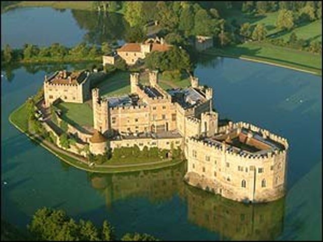 Leeds Castle, Canterbury Cathedral and Cliffs of Dover Custom Day Trip