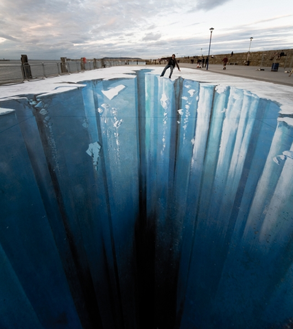 Chen Nu-Yan into crevass and survived, but dies later on.