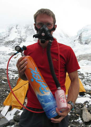 Jon gets new oxygen from camp, the weather starts to turn