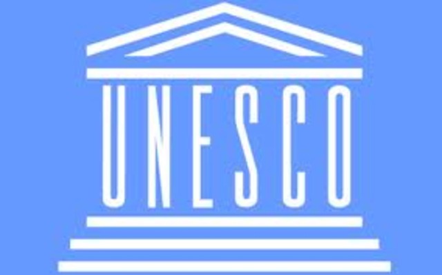 Recibió el premio internacional «Paz y Educación» de la UNESCO.