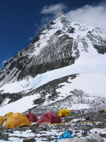 Jon Krakauer  reaches camp four at 28,550 feet.