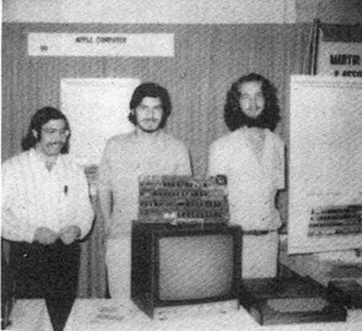 steve jobs muestra sus computadoras