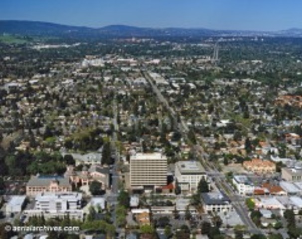 JOBS SE MUDA CON SU FAMILIA A MOUNTAIN VIEW