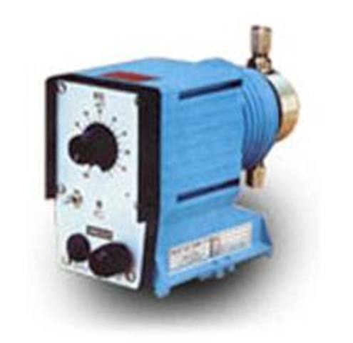 Conoce a Leo Szilard, con quien desarrollará inventos como un frigorífico y una bomba electromagnética sin piezas móviles.