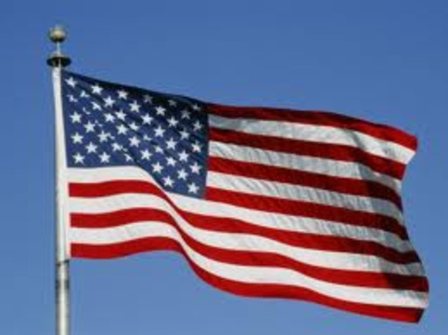 Adopta la nacionalidad estadounidense.