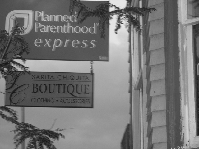 Margaret Sanger opens first Birth Control Clinic in US