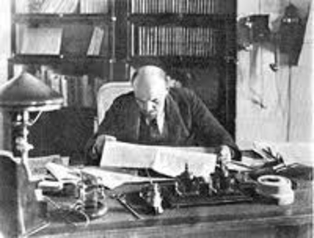 Lenin Signs Treaty of Bret-Litvosk
