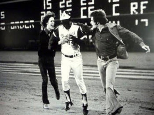 Hank Aaron breaks HR record (sports)