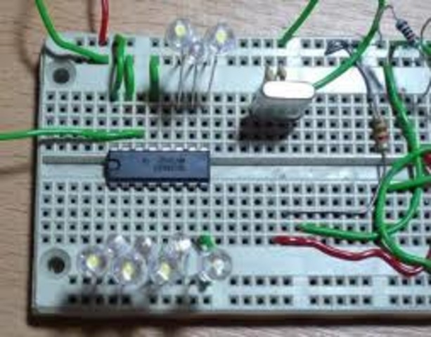 1821 primeros aparatos para producir rotacion electronica