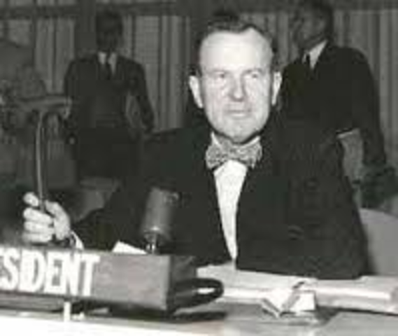 Lester Pearson diffuses the Suez Crisis