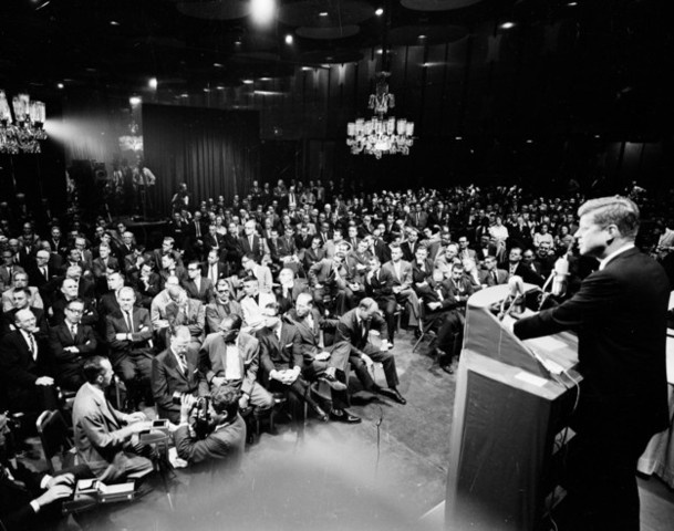 Kennedy delivers a speech at Rice University