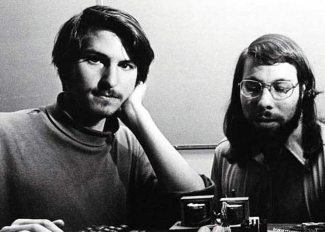 Firmast lahkus Ronald Wayne.