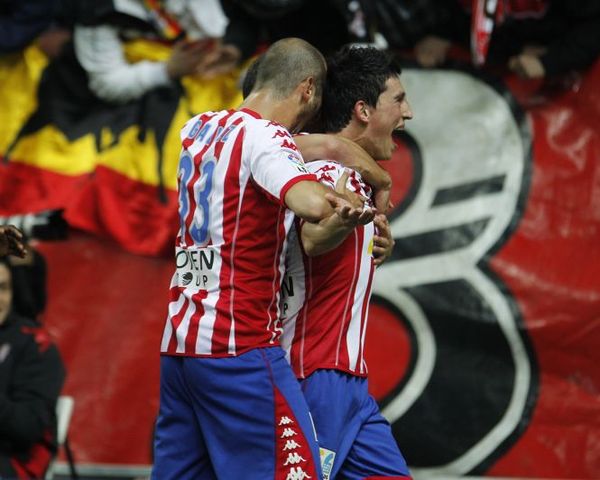 Un gol de André Castro da al Sporting un triunfo vital