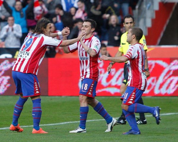 El Sporting sigue en la pomada hasta el final