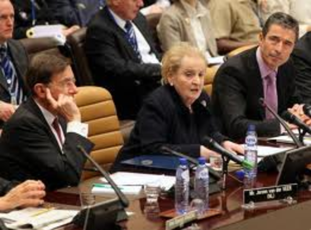 Madeleine Albright boycotts the swearing-in-ceremony