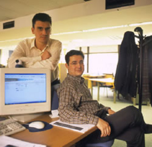 O uso de ordenadores PC xa esta xeneralizado nas oficinas.