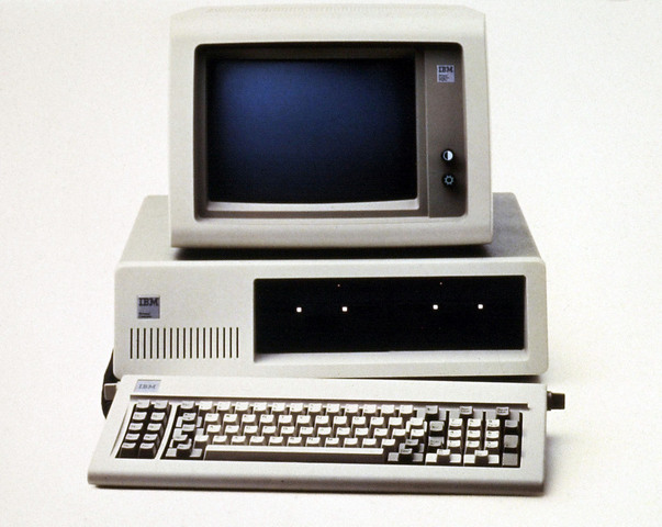 Se comercializa el IBM PC.